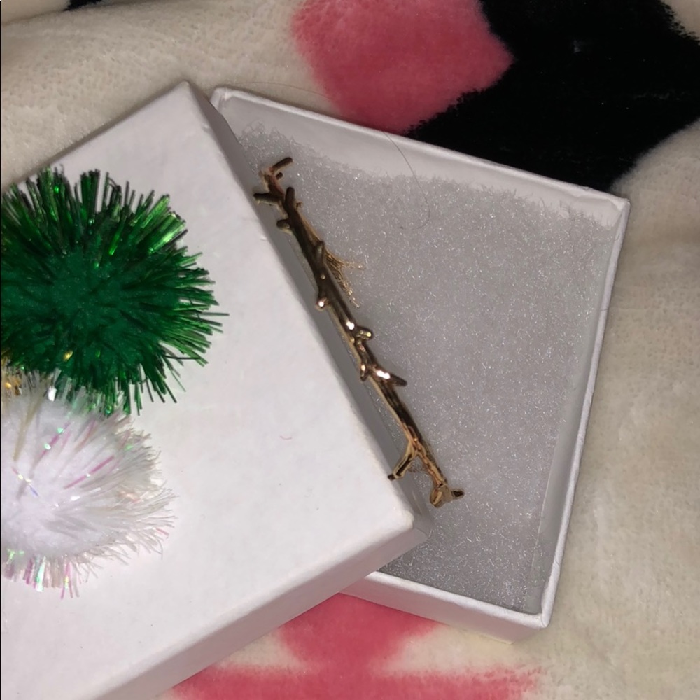 NWOT gold bracelet !!